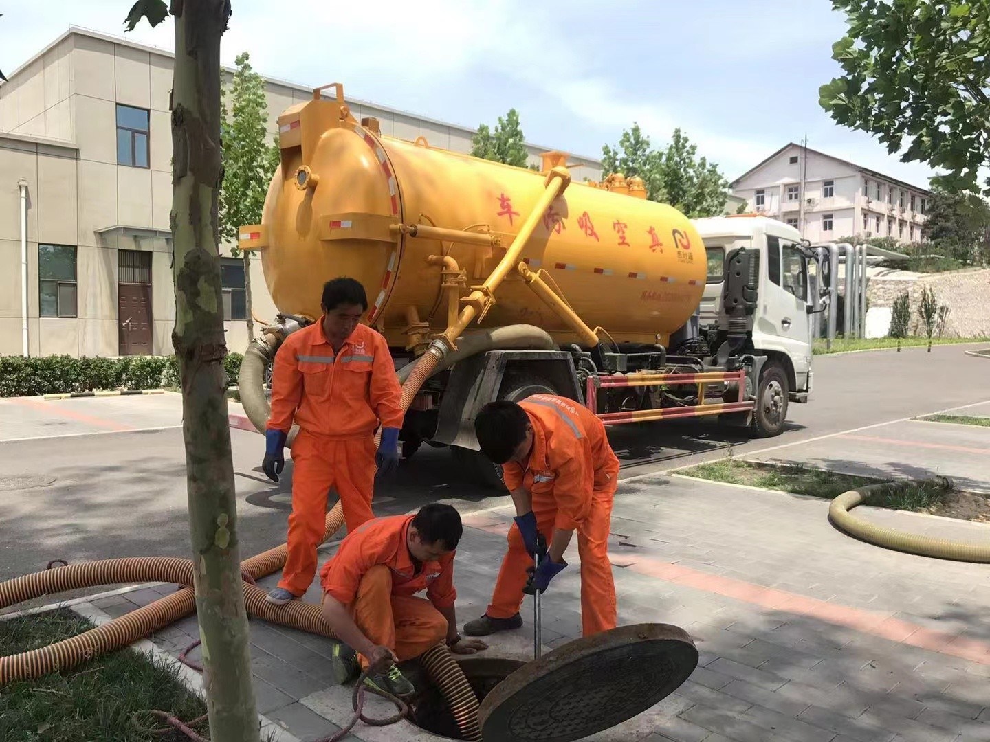 射阳管道疏通车停在窨井附近