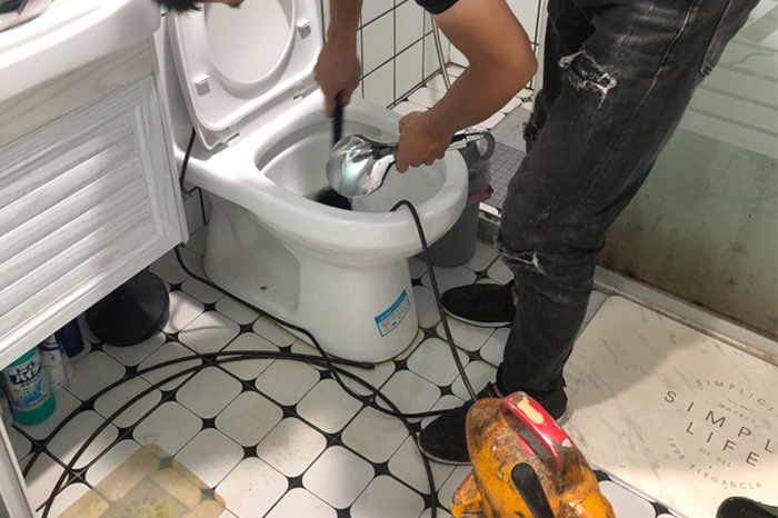 射阳马桶堵塞自己疏通还是找师傅?专业上门服务让你省时更省心